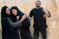 جمشید هاشم پور، گلچهره سجادیه و آنا نعمتی در نمای از فیلم «هیوا»